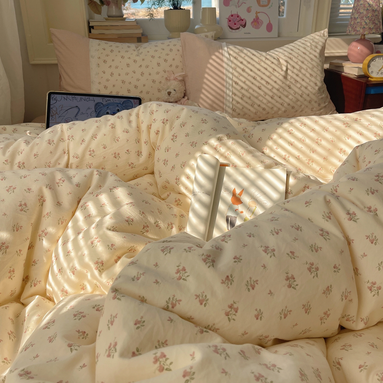 91家纺网 家纺一手货源 找家纺 花漾家居 2026新款小红书爆款小清新格子双拼刺绣小花边古法水洗棉四件套 栀夏