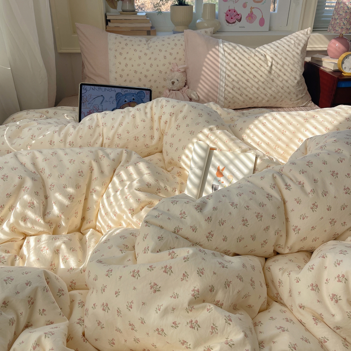 91家纺网 家纺一手货源 找家纺 花漾家居 2026新款小红书爆款小清新格子双拼刺绣小花边古法水洗棉四件套 栀夏