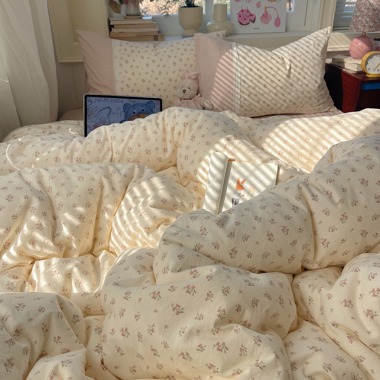 91家纺网 家纺一手货源 找家纺 花漾家居 2026新款小红书爆款小清新格子双拼刺绣小花边古法水洗棉四件套 栀夏