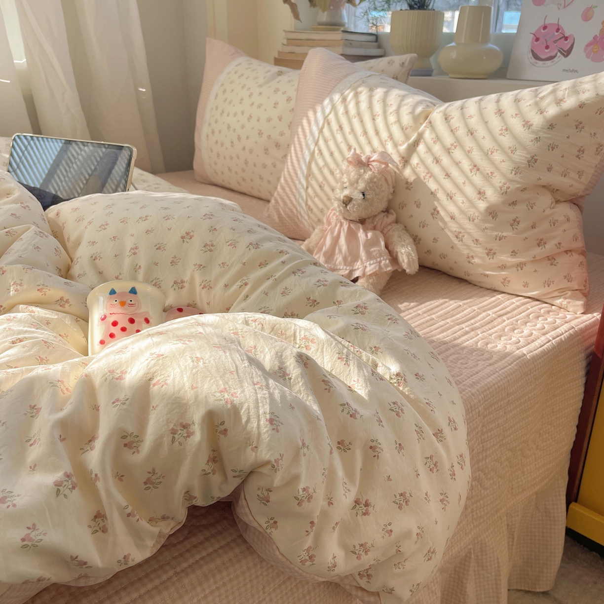 91家纺网 家纺一手货源 找家纺 花漾家居 2026新款小红书爆款小清新格子双拼刺绣小花边古法水洗棉四件套 栀夏