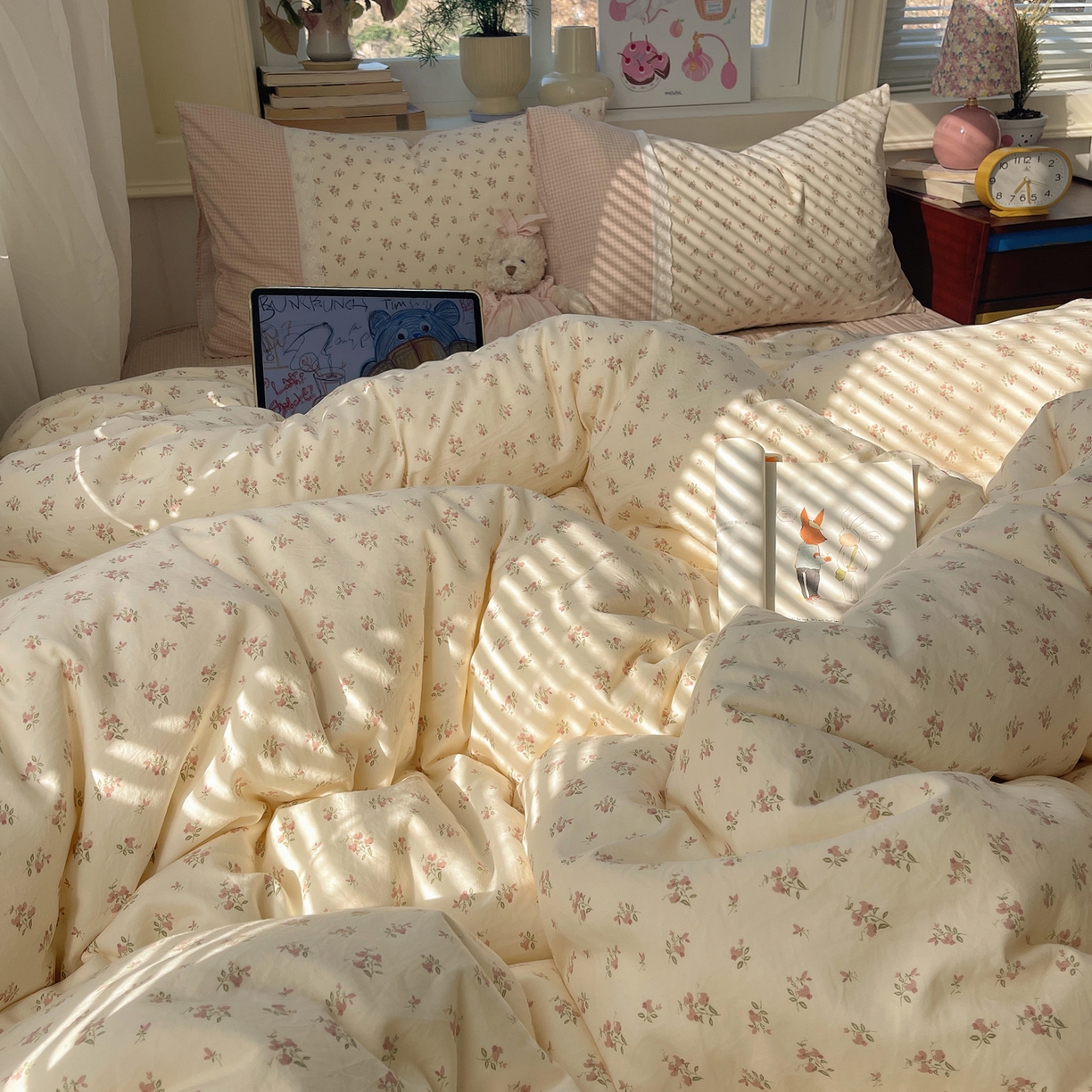 91家纺网 家纺一手货源 找家纺 花漾家居 2026新款小红书爆款小清新格子双拼刺绣小花边古法水洗棉四件套 栀夏