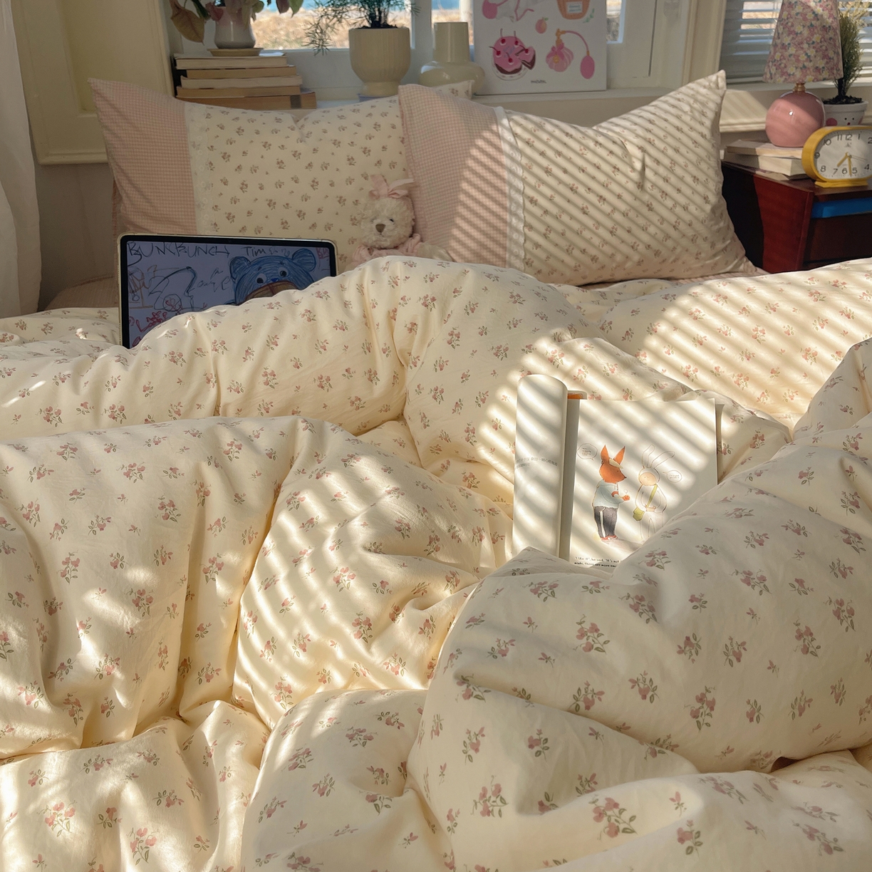 91家纺网 家纺一手货源 找家纺 花漾家居 2026新款小红书爆款小清新格子双拼刺绣小花边古法水洗棉四件套 栀夏