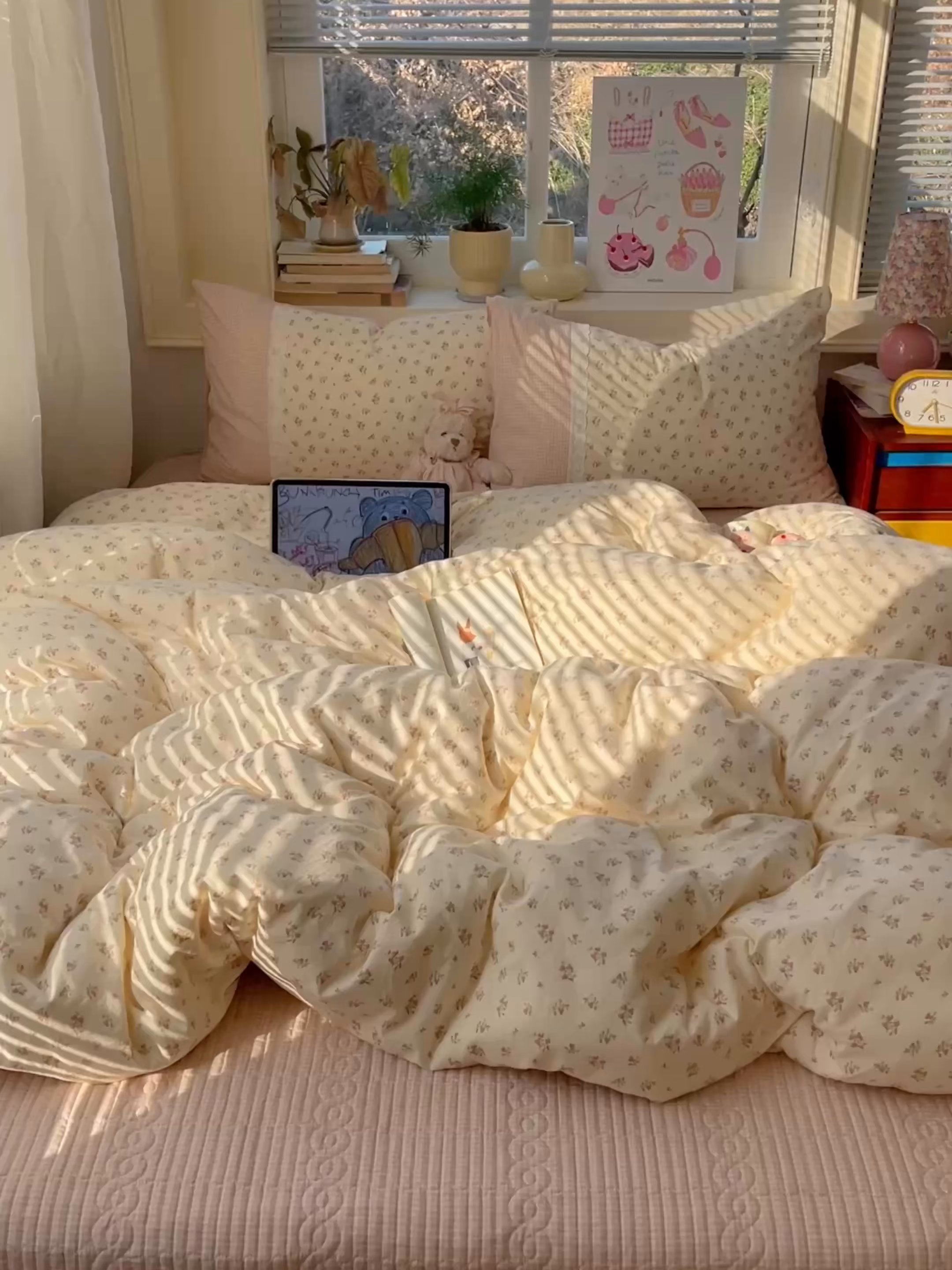 91家纺网 家纺一手货源 找家纺 花漾家居 2026新款小红书爆款小清新格子双拼刺绣小花边古法水洗棉四件套 栀夏