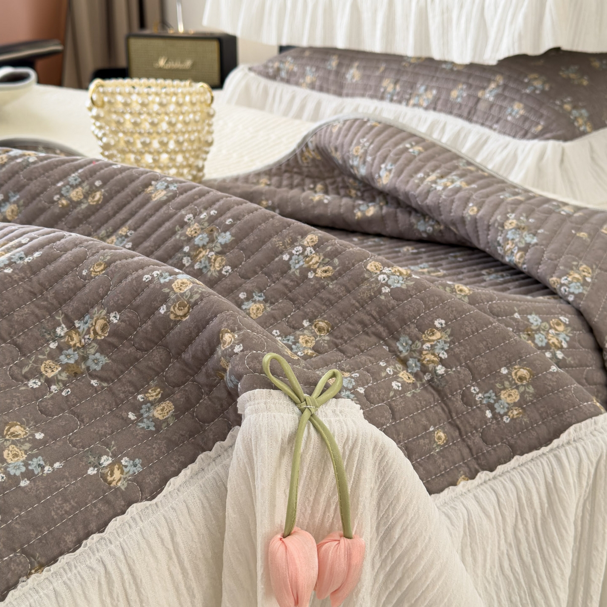 91家纺网 家纺一手货源 找家纺 花漾家居 2026新款雪尼尔雪纺蕾丝大花边床盖单品床盖单件三件套 春樱