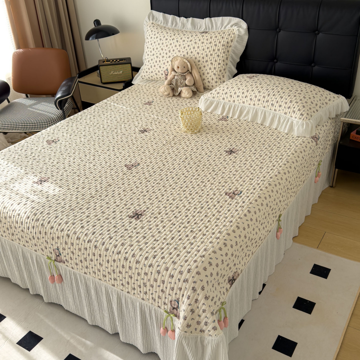 91家纺网 家纺一手货源 找家纺 花漾家居 2026新款雪尼尔雪纺蕾丝大花边床盖单品床盖单件三件套 花语小熊