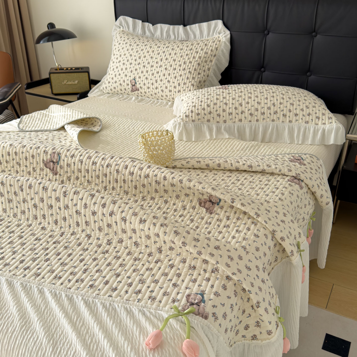 91家纺网 家纺一手货源 找家纺 花漾家居 2026新款雪尼尔雪纺蕾丝大花边床盖单品床盖单件三件套 花语小熊