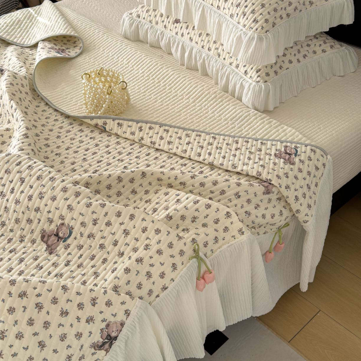 91家纺网 家纺一手货源 找家纺 花漾家居 2026新款雪尼尔雪纺蕾丝大花边床盖单品床盖单件三件套 花语小熊