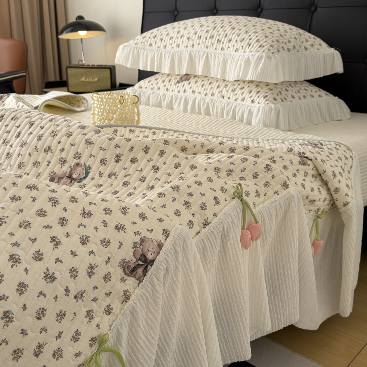 91家纺网 家纺一手货源 找家纺 花漾家居 2026新款雪尼尔雪纺蕾丝大花边床盖单品床盖单件三件套 花语小熊