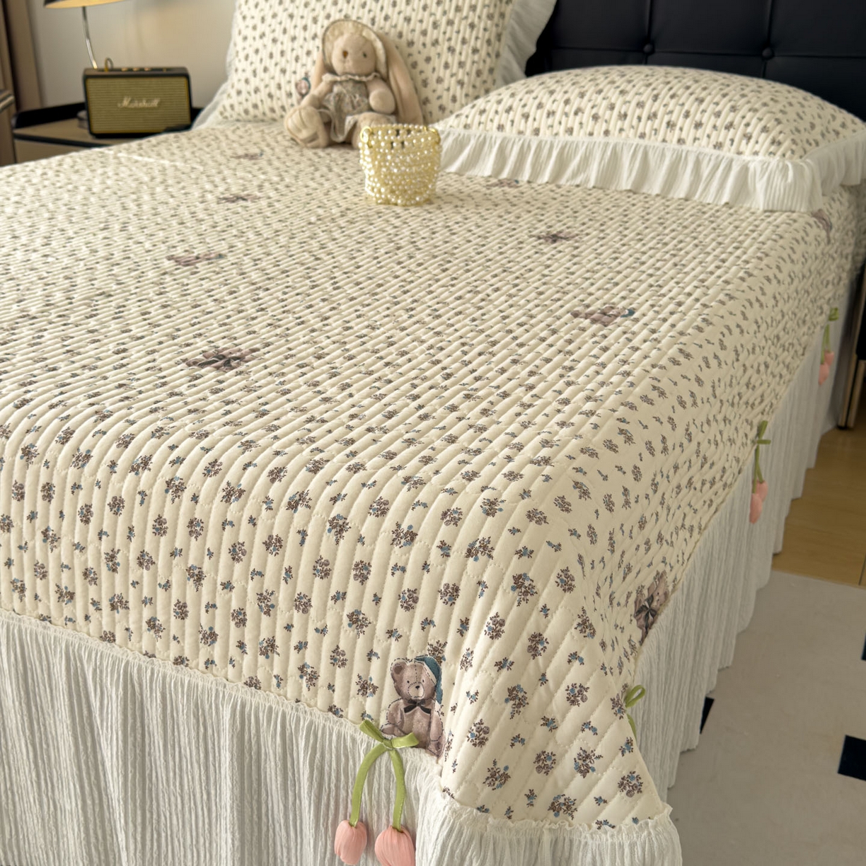 91家纺网 家纺一手货源 找家纺 花漾家居 2026新款雪尼尔雪纺蕾丝大花边床盖单品床盖单件三件套 花语小熊