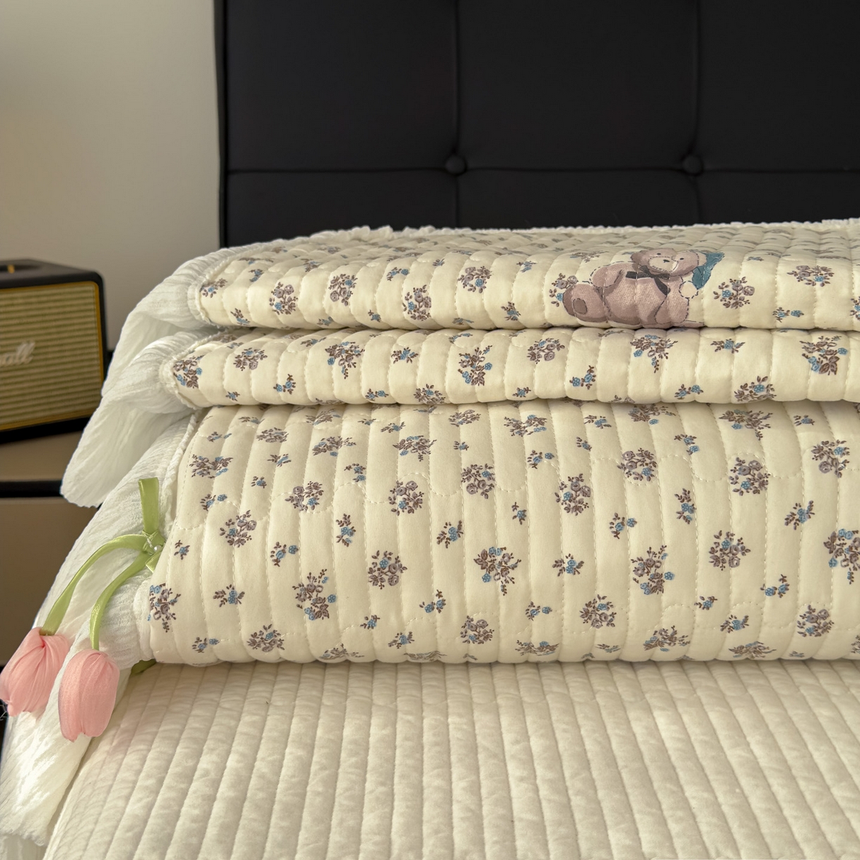 91家纺网 家纺一手货源 找家纺 花漾家居 2026新款雪尼尔雪纺蕾丝大花边床盖单品床盖单件三件套 花语小熊