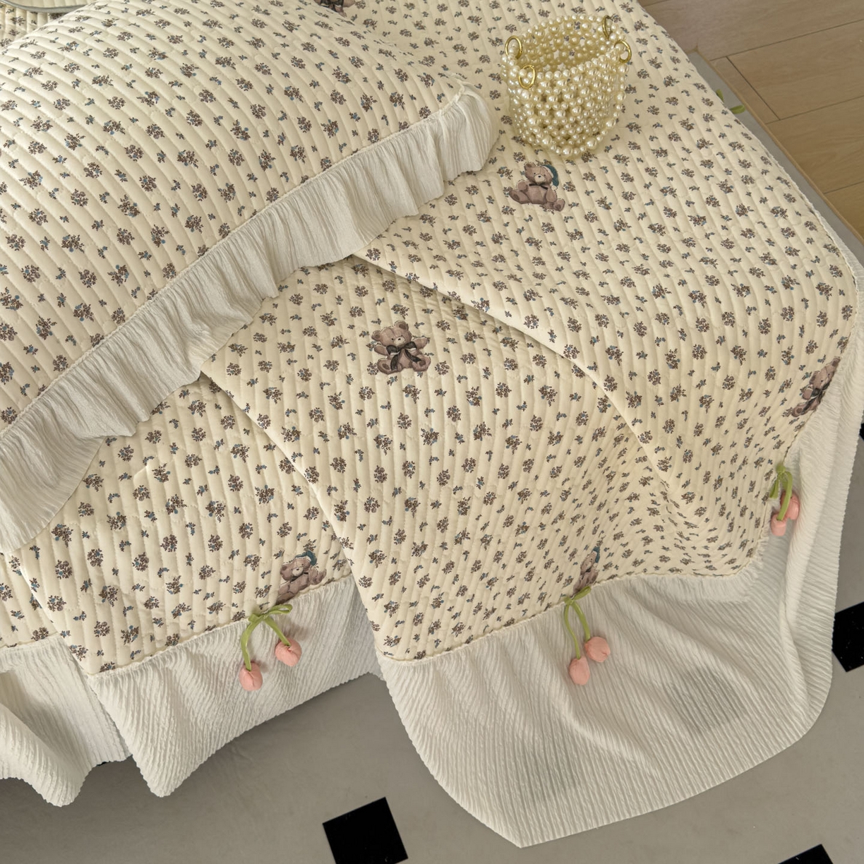 91家纺网 家纺一手货源 找家纺 花漾家居 2026新款雪尼尔雪纺蕾丝大花边床盖单品床盖单件三件套 花语小熊