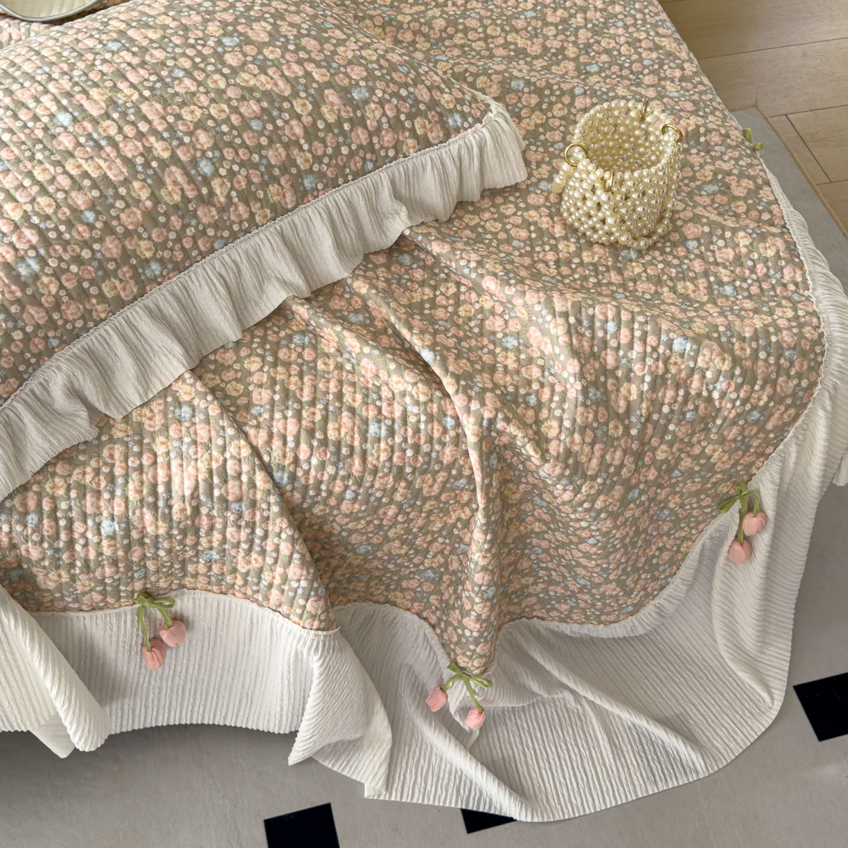 91家纺网 家纺一手货源 找家纺 花漾家居 2026新款雪尼尔雪纺蕾丝大花边床盖单品床盖单件三件套 晴川