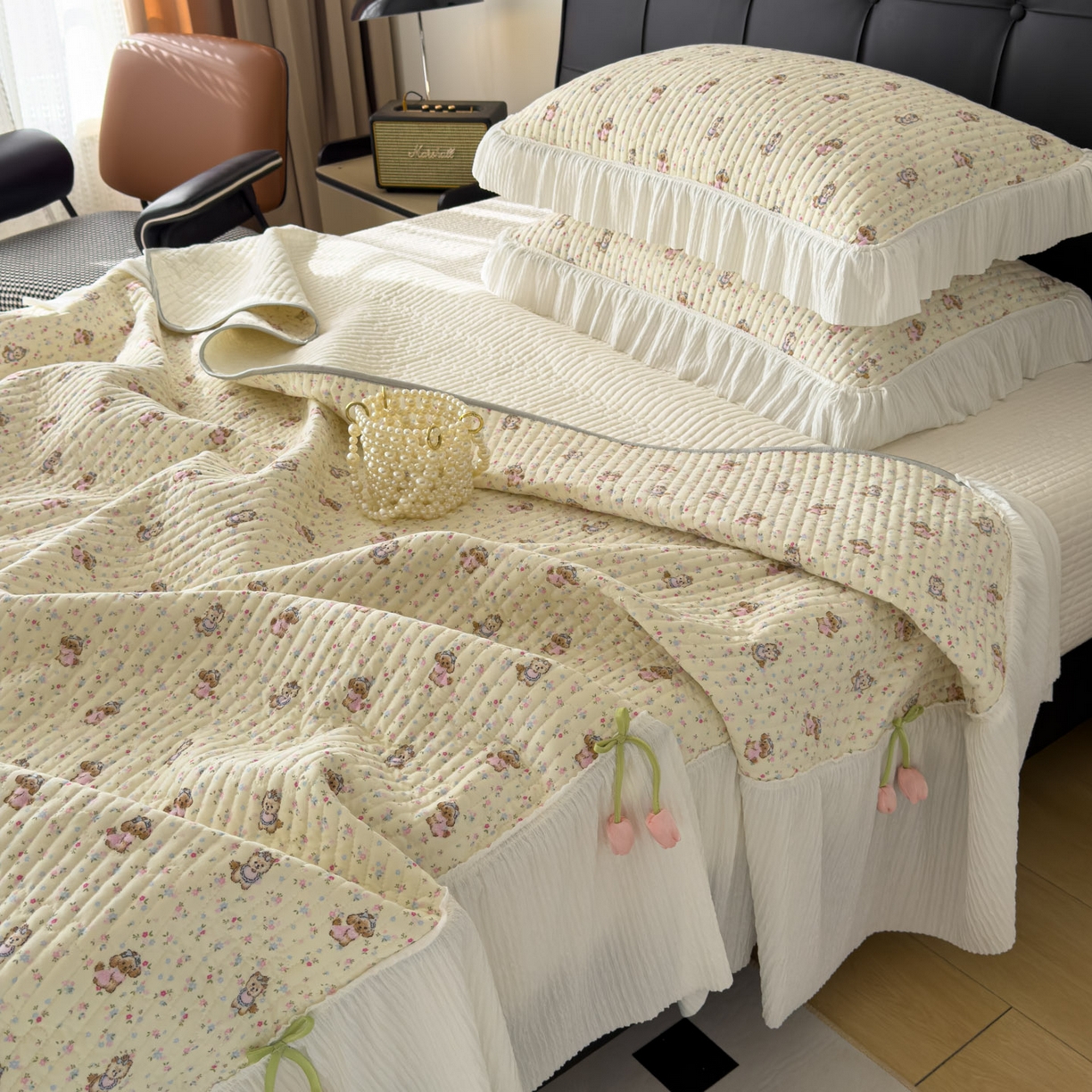 91家纺网 家纺一手货源 找家纺 花漾家居 2026新款雪尼尔雪纺蕾丝大花边床盖单品床盖单件三件套 甜心小狗