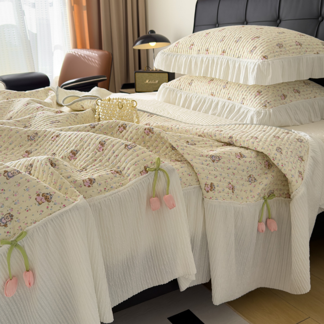 91家纺网 家纺一手货源 找家纺 花漾家居 2026新款雪尼尔雪纺蕾丝大花边床盖单品床盖单件三件套 甜心小狗