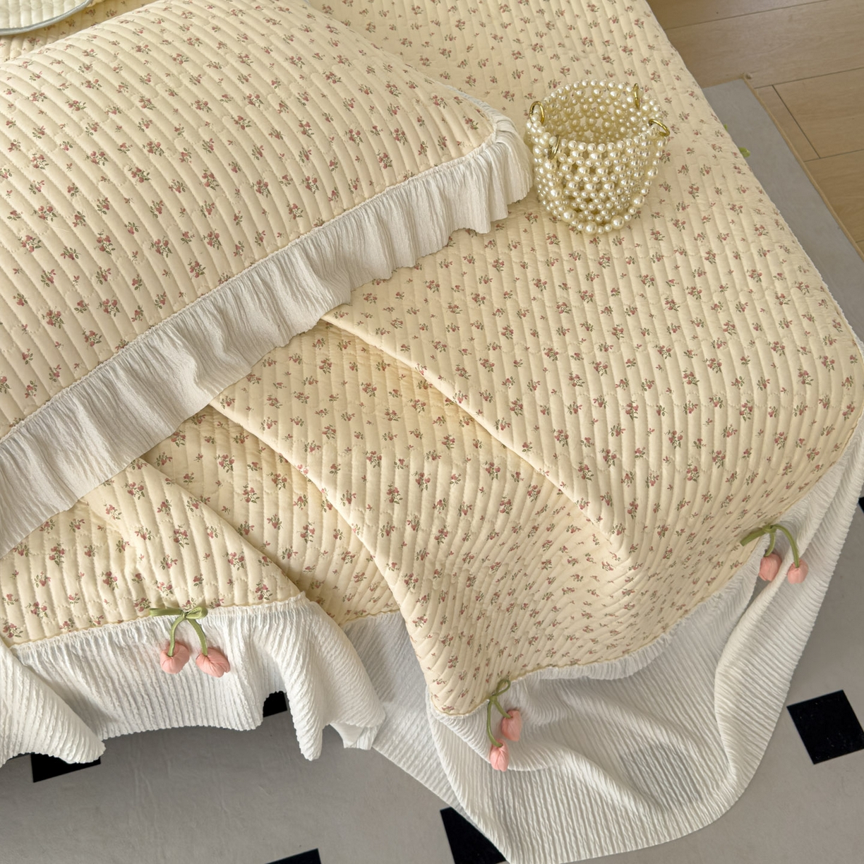 91家纺网 家纺一手货源 找家纺 花漾家居 2026新款雪尼尔雪纺蕾丝大花边床盖单品床盖单件三件套 小杏芙