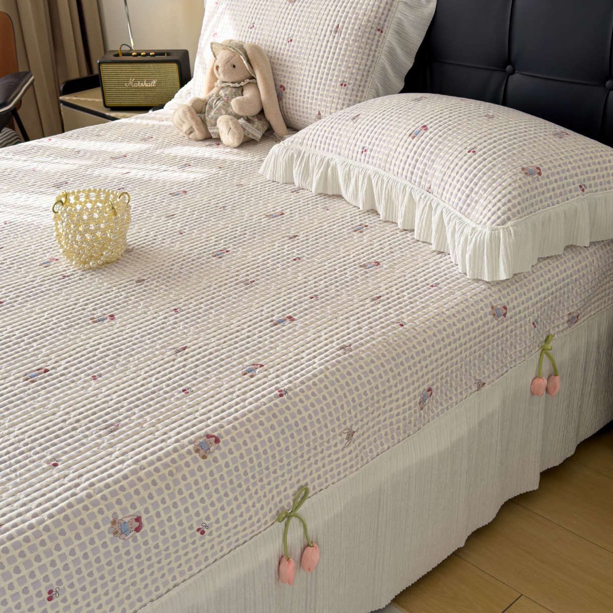 91家纺网 家纺一手货源 找家纺 花漾家居 2026新款雪尼尔雪纺蕾丝大花边床盖单品床盖单件三件套 樱桃小兔