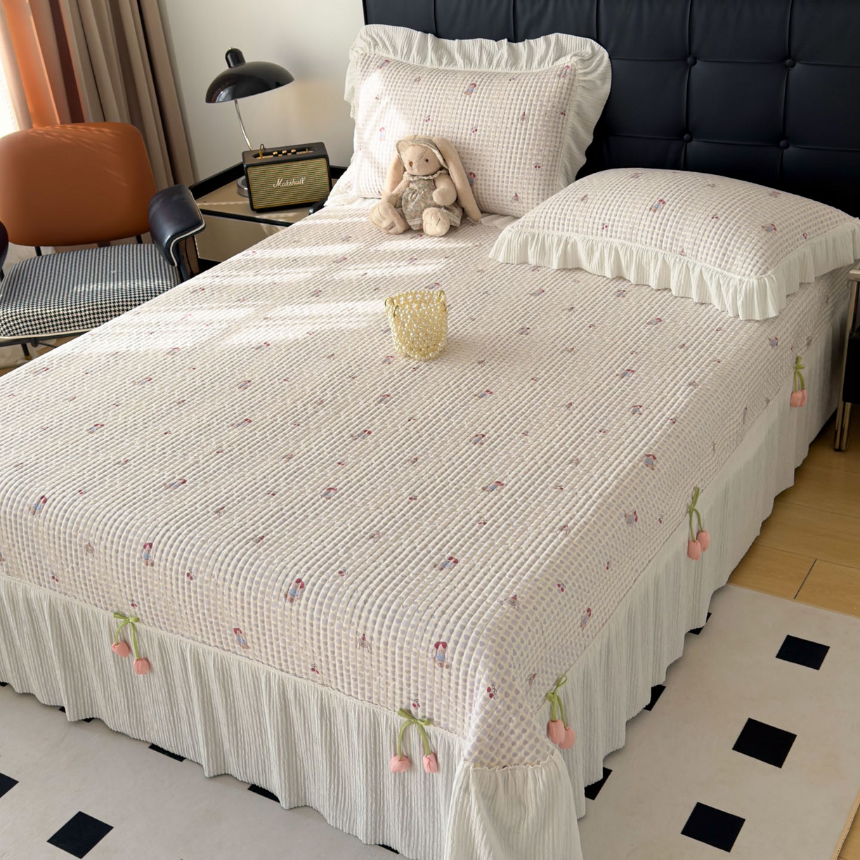 91家纺网 家纺一手货源 找家纺 花漾家居 2026新款雪尼尔雪纺蕾丝大花边床盖单品床盖单件三件套 樱桃小兔