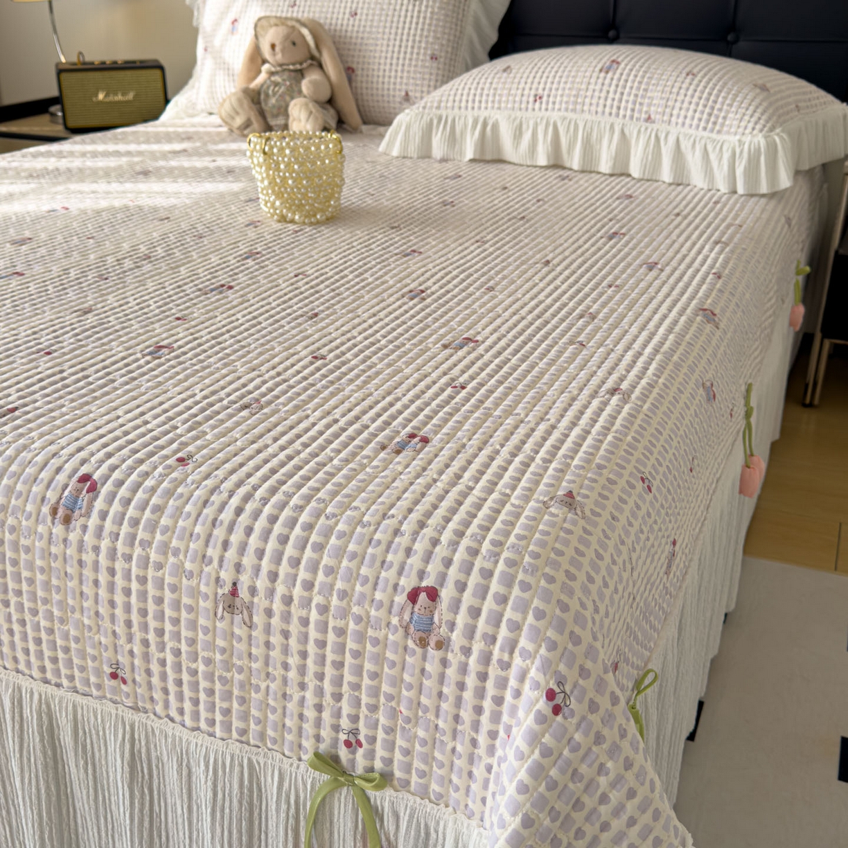 91家纺网 家纺一手货源 找家纺 花漾家居 2026新款雪尼尔雪纺蕾丝大花边床盖单品床盖单件三件套 樱桃小兔