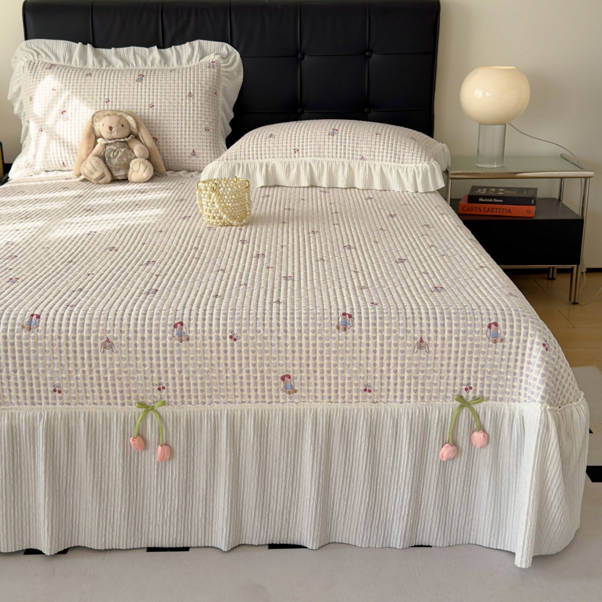 91家纺网 家纺一手货源 找家纺 花漾家居 2026新款雪尼尔雪纺蕾丝大花边床盖单品床盖单件三件套 樱桃小兔