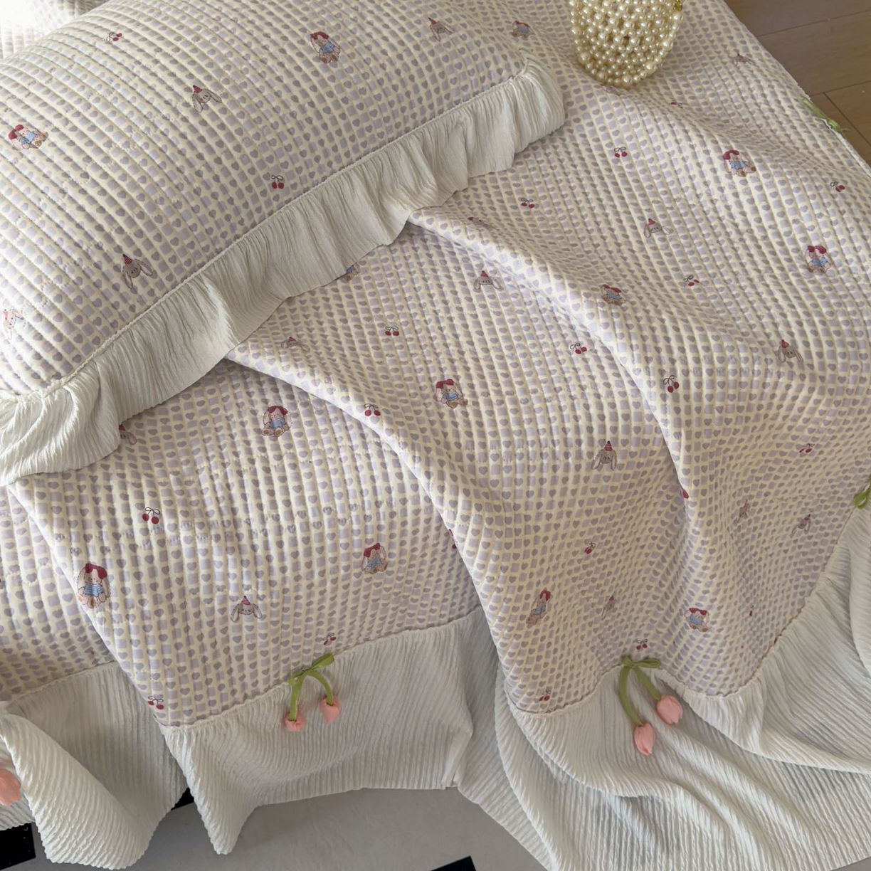 91家纺网 家纺一手货源 找家纺 花漾家居 2026新款雪尼尔雪纺蕾丝大花边床盖单品床盖单件三件套 樱桃小兔