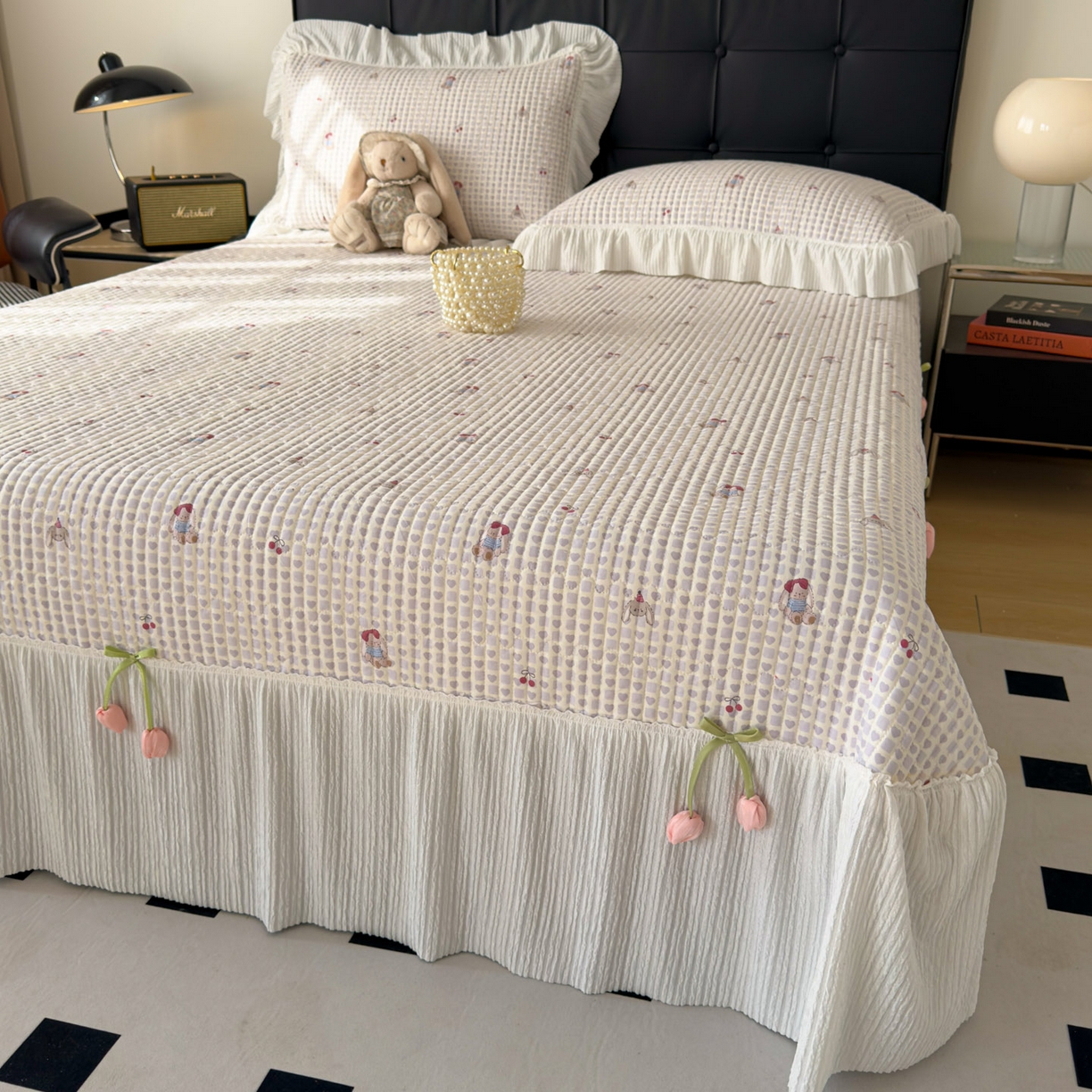 91家纺网 家纺一手货源 找家纺 花漾家居 2026新款雪尼尔雪纺蕾丝大花边床盖单品床盖单件三件套 樱桃小兔