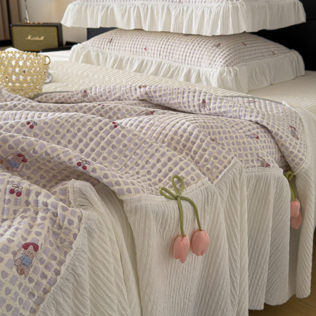 91家纺网 家纺一手货源 找家纺 花漾家居 2026新款雪尼尔雪纺蕾丝大花边床盖单品床盖单件三件套 樱桃小兔