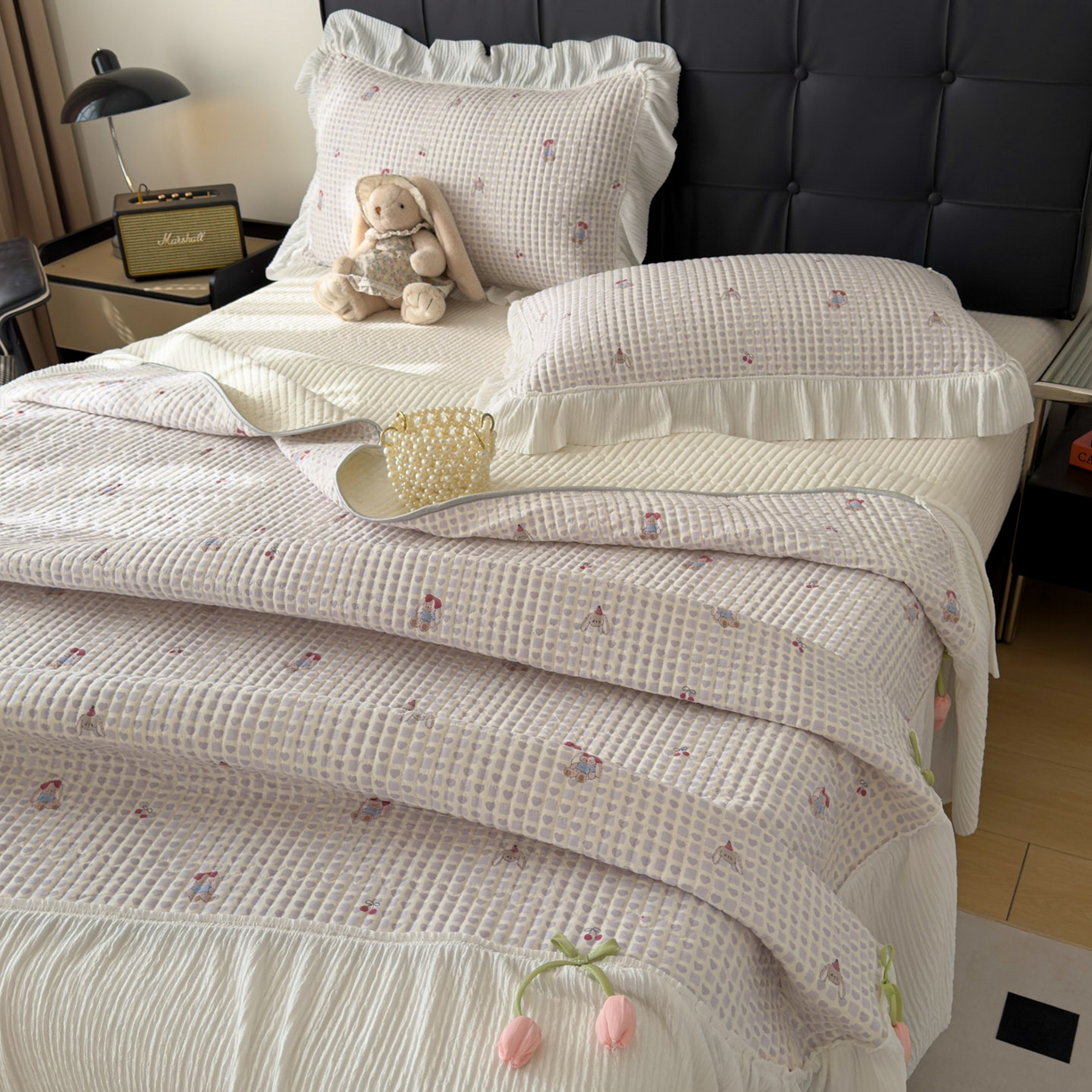 91家纺网 家纺一手货源 找家纺 花漾家居 2026新款雪尼尔雪纺蕾丝大花边床盖单品床盖单件三件套 樱桃小兔