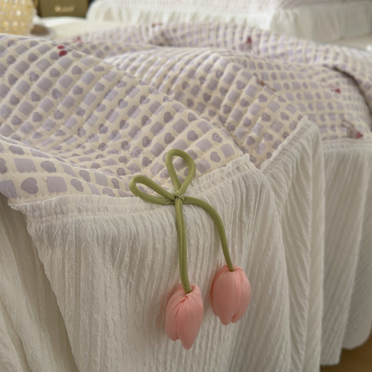 91家纺网 家纺一手货源 找家纺 花漾家居 2026新款雪尼尔雪纺蕾丝大花边床盖单品床盖单件三件套 樱桃小兔