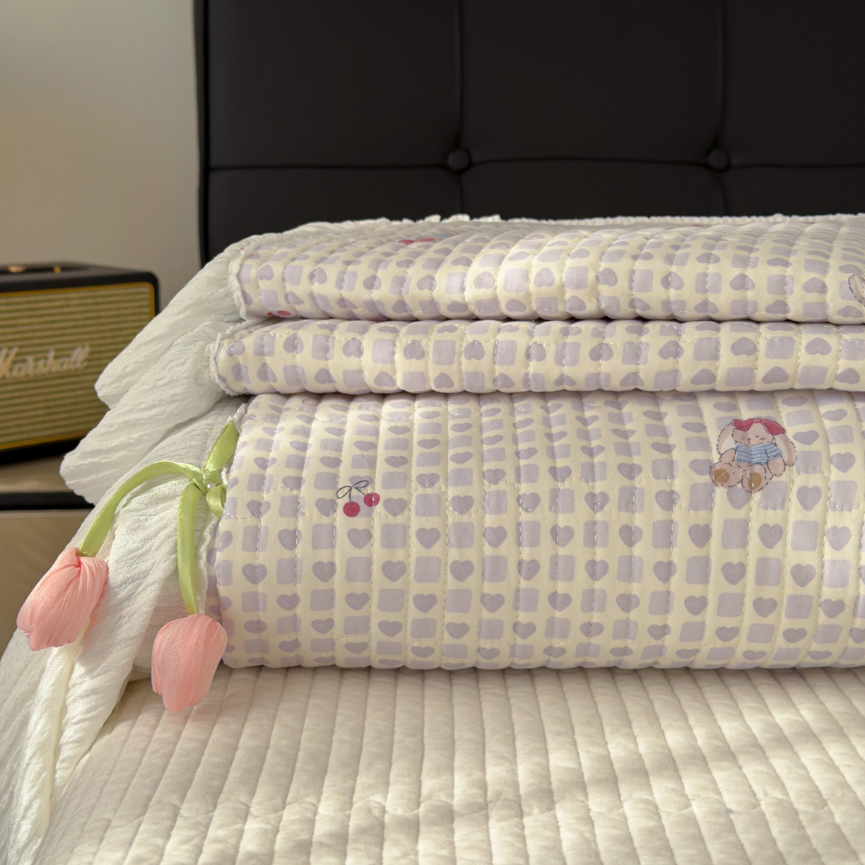 91家纺网 家纺一手货源 找家纺 花漾家居 2026新款雪尼尔雪纺蕾丝大花边床盖单品床盖单件三件套 樱桃小兔