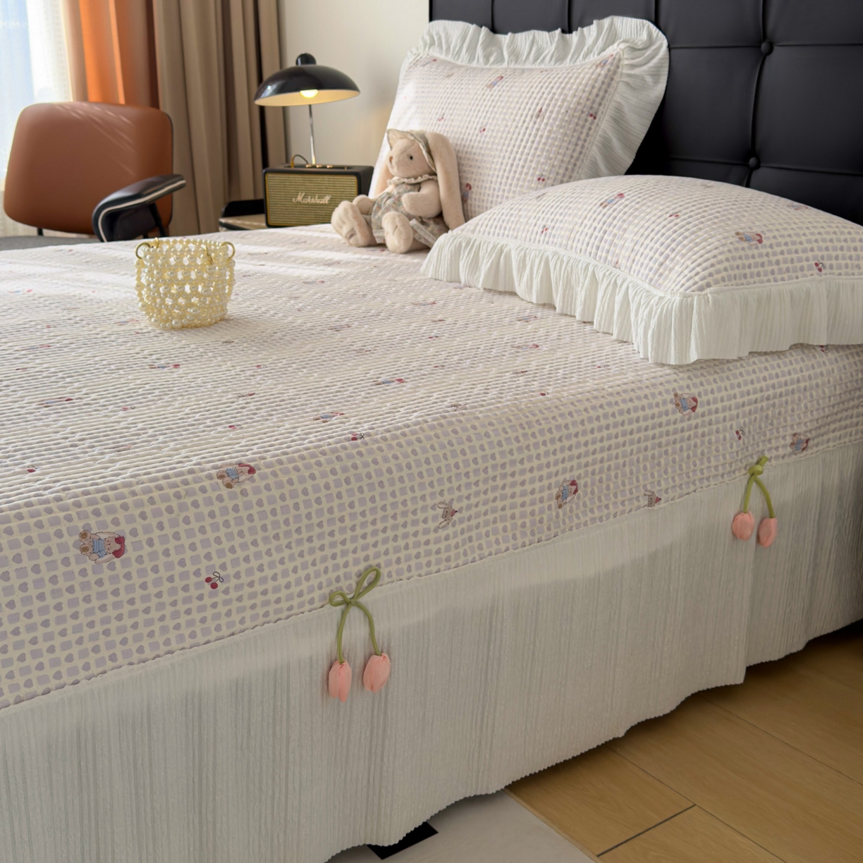 91家纺网 家纺一手货源 找家纺 花漾家居 2026新款雪尼尔雪纺蕾丝大花边床盖单品床盖单件三件套 樱桃小兔