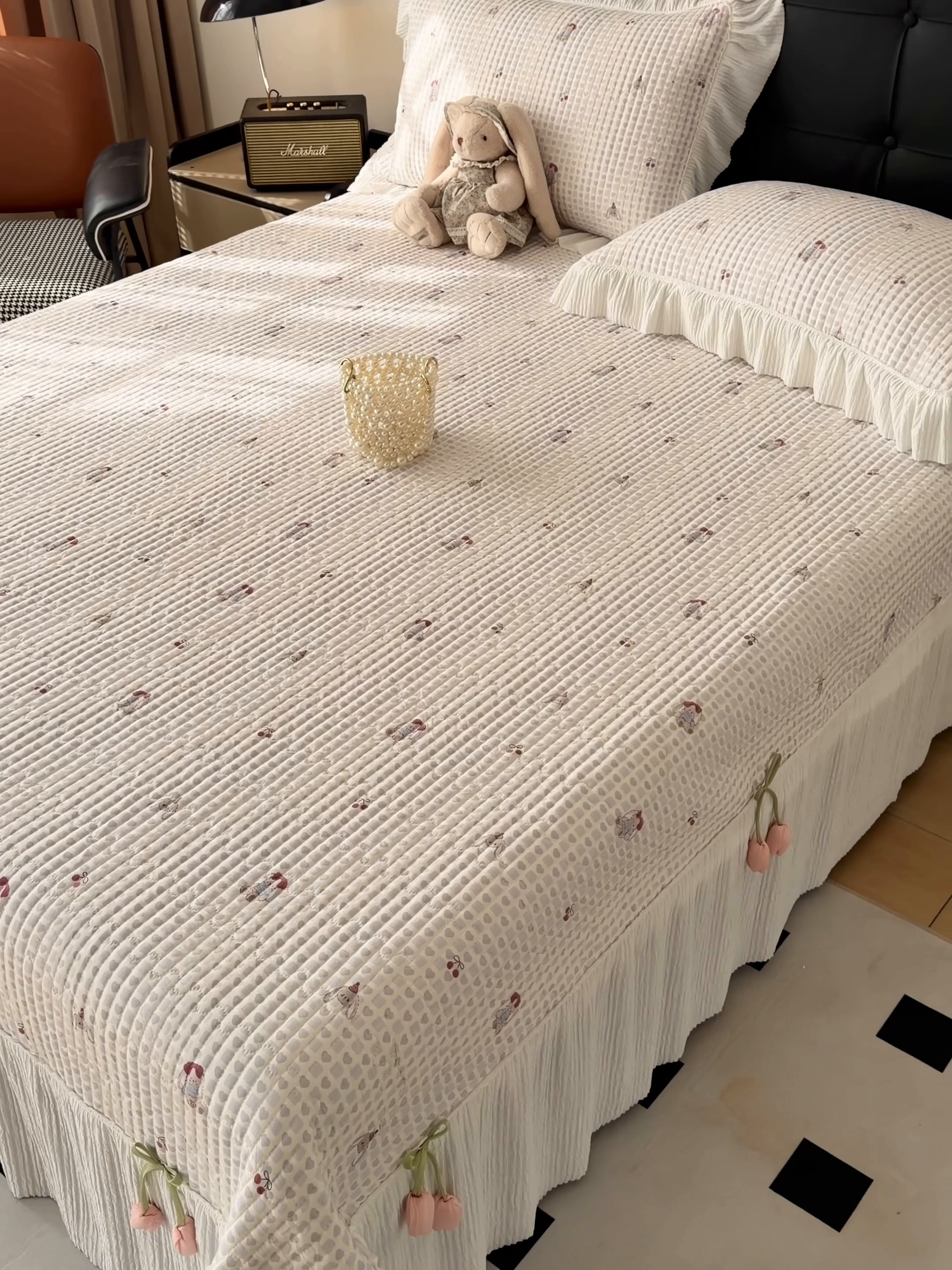 91家纺网 家纺一手货源 找家纺 花漾家居 2026新款雪尼尔雪纺蕾丝大花边床盖单品床盖单件三件套 樱桃小兔