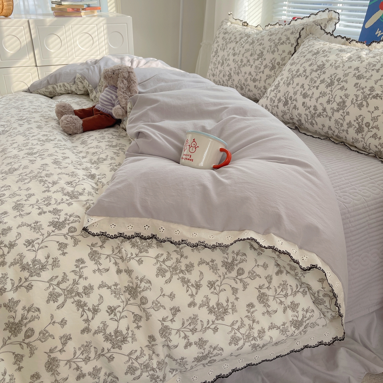 91家纺网 家纺一手货源 找家纺 花漾家居 2026小红书推荐款小清新刺绣花边款床单床盖款四件套新款 玖鸢