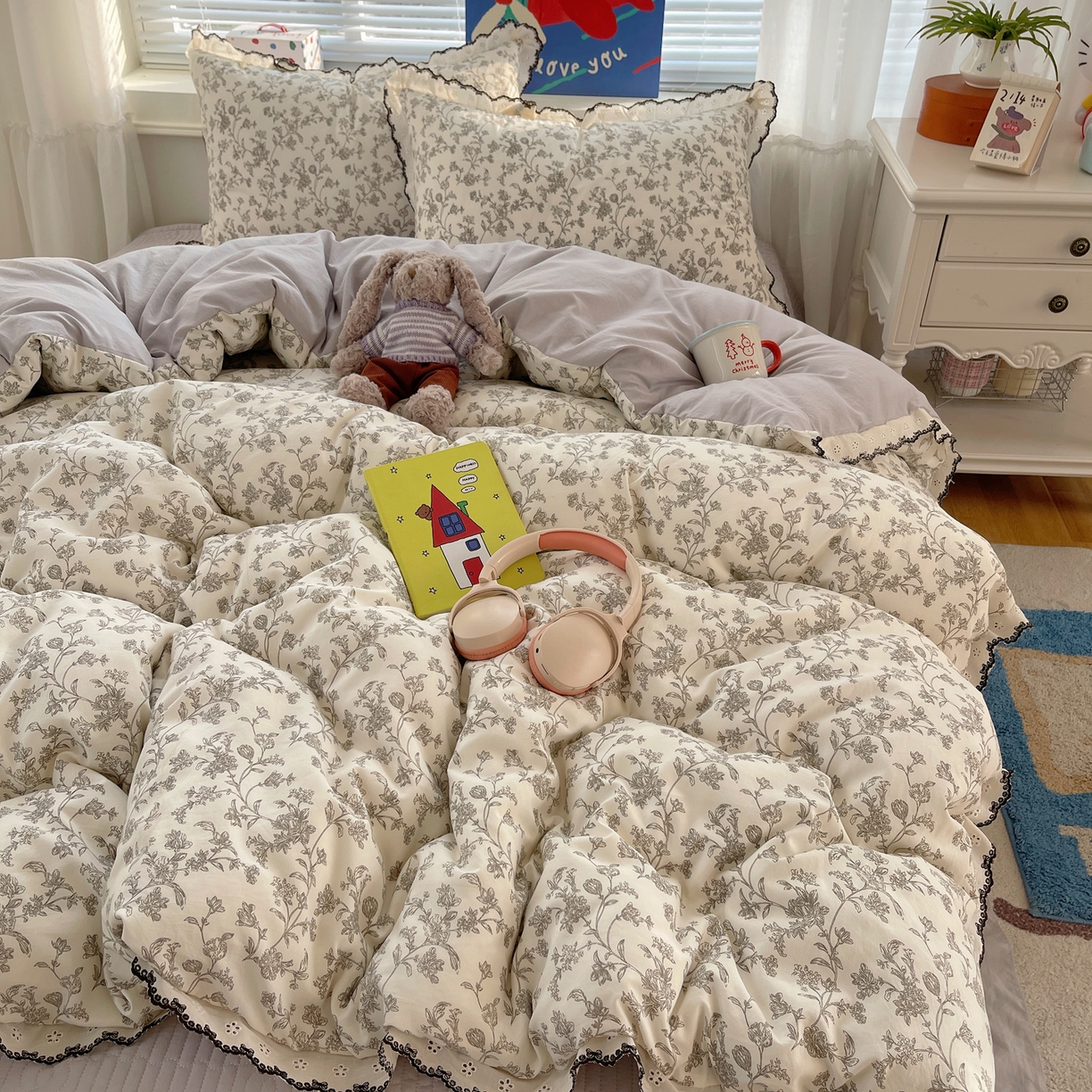 91家纺网 家纺一手货源 找家纺 花漾家居 2026小红书推荐款小清新刺绣花边款床单床盖款四件套新款 玖鸢