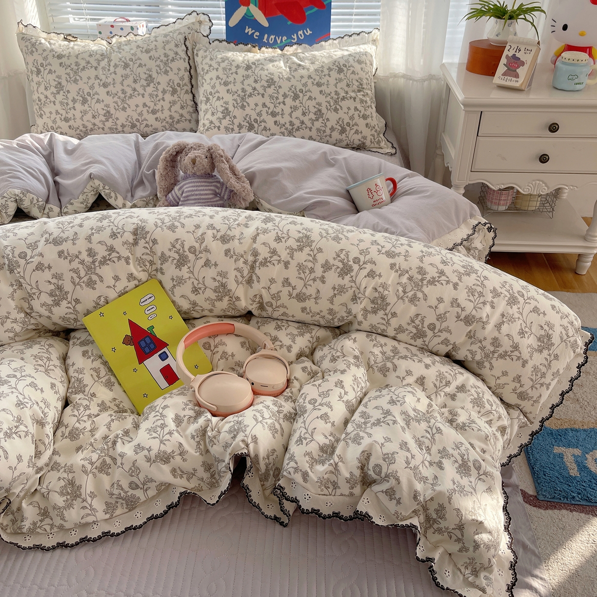 91家纺网 家纺一手货源 找家纺 花漾家居 2026小红书推荐款小清新刺绣花边款床单床盖款四件套新款 玖鸢