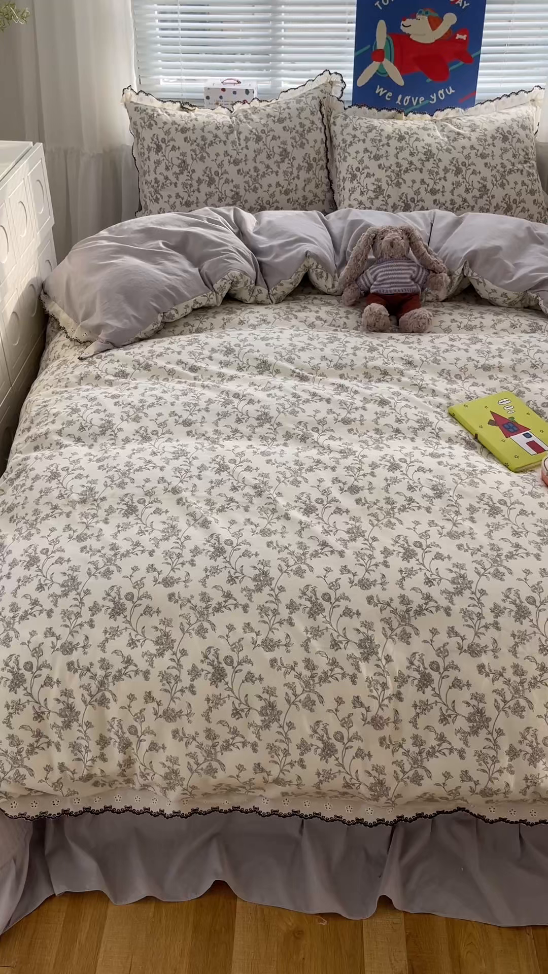 91家纺网 家纺一手货源 找家纺 花漾家居 2026小红书推荐款小清新刺绣花边款床单床盖款四件套新款 玖鸢