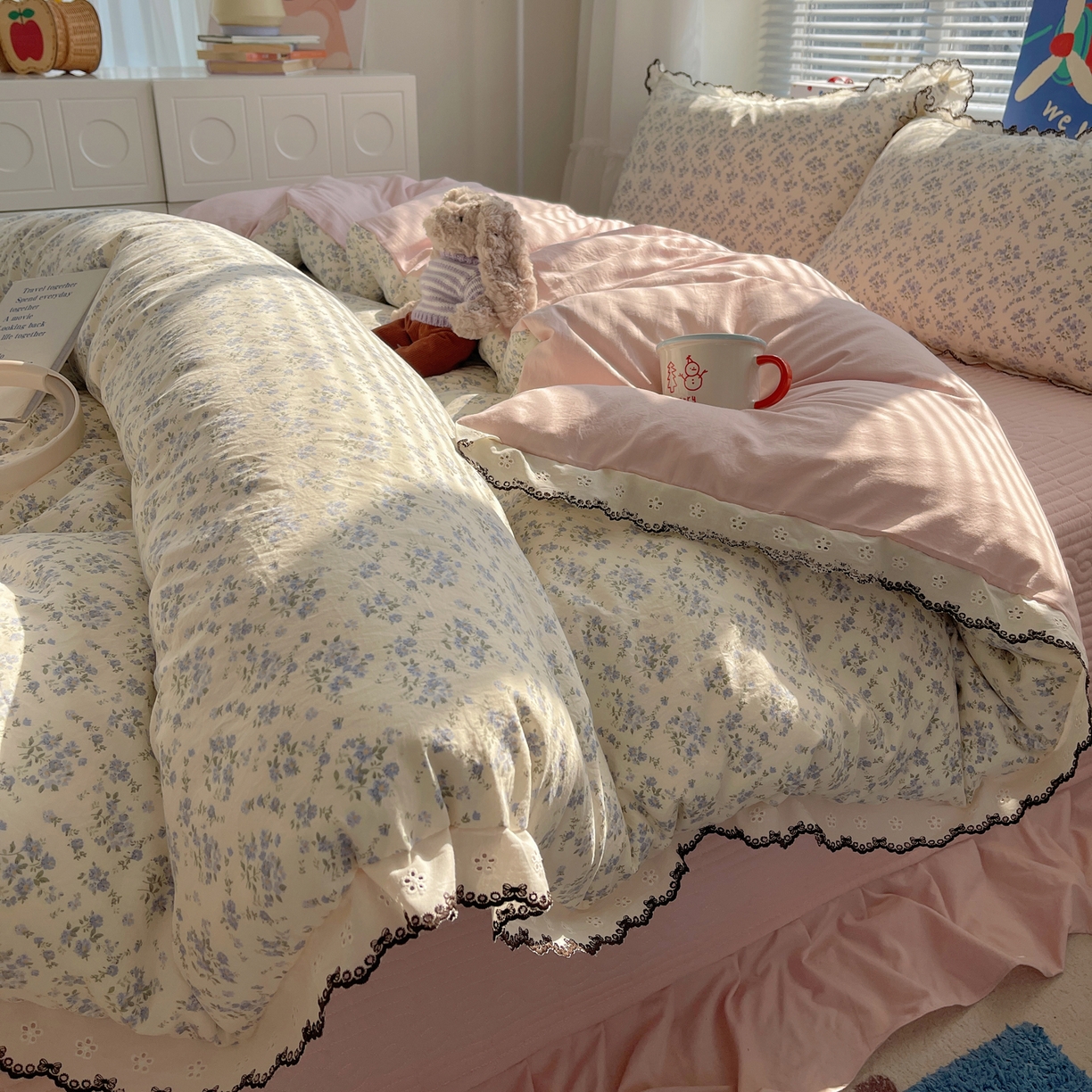 91家纺网 家纺一手货源 找家纺 花漾家居 2026小红书推荐款小清新刺绣花边款床单床盖款四件套新款 满天星