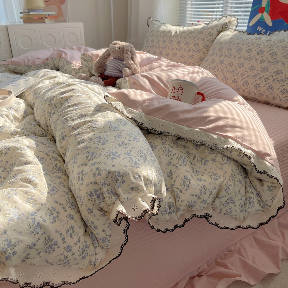 91家纺网 家纺一手货源 找家纺 花漾家居 2026小红书推荐款小清新刺绣花边款床单床盖款四件套新款 满天星