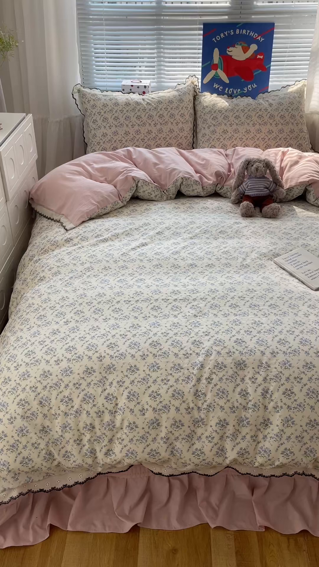 91家纺网 家纺一手货源 找家纺 花漾家居 2026小红书推荐款小清新刺绣花边款床单床盖款四件套新款 满天星