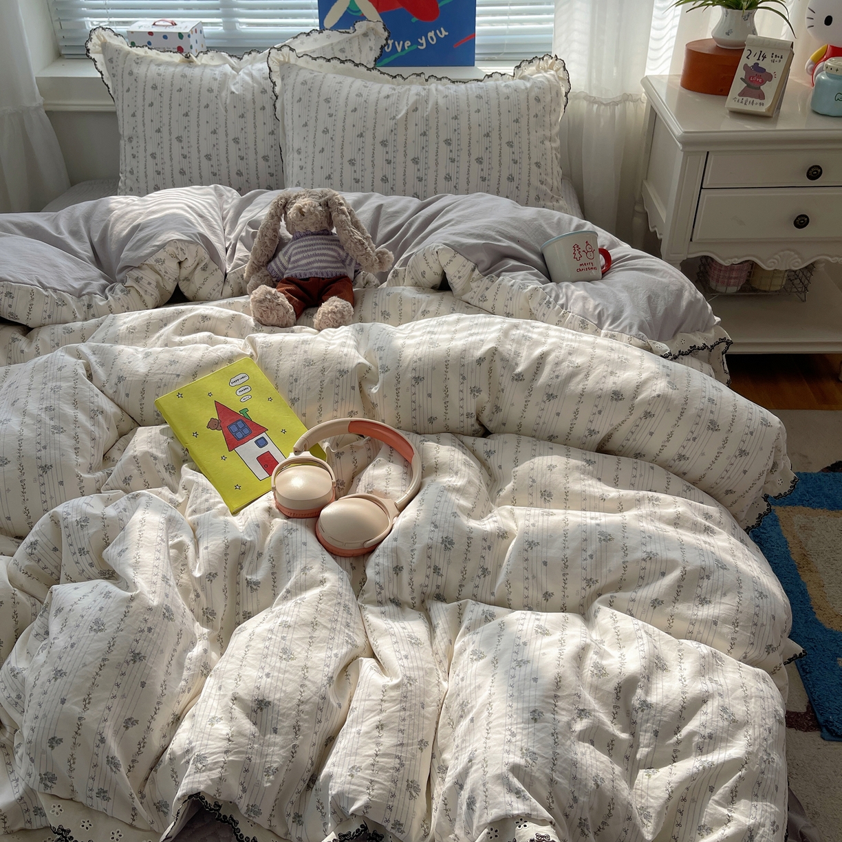 91家纺网 家纺一手货源 找家纺 花漾家居 2026小红书推荐款小清新刺绣花边款床单床盖款四件套新款 琴弦小花