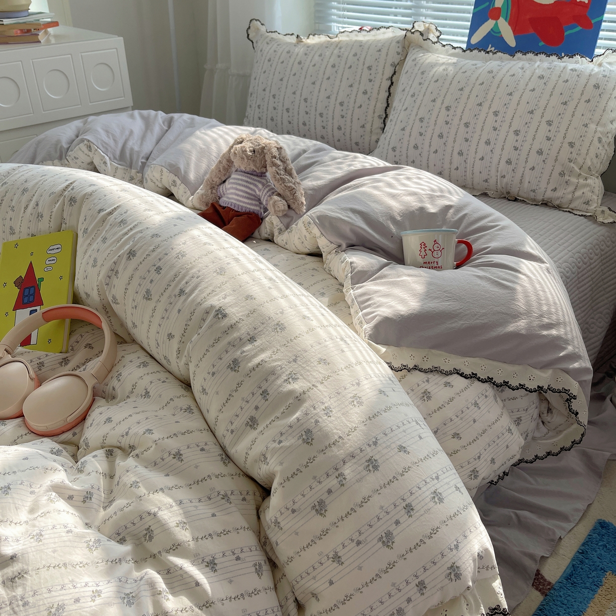 91家纺网 家纺一手货源 找家纺 花漾家居 2026小红书推荐款小清新刺绣花边款床单床盖款四件套新款 琴弦小花