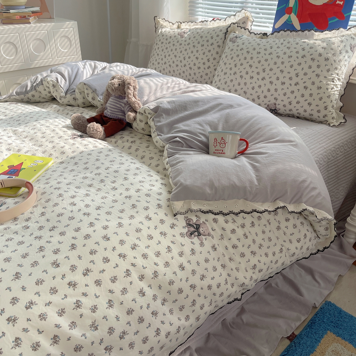 91家纺网 家纺一手货源 找家纺 花漾家居 2026小红书推荐款小清新刺绣花边款床单床盖款四件套新款 碎花小熊