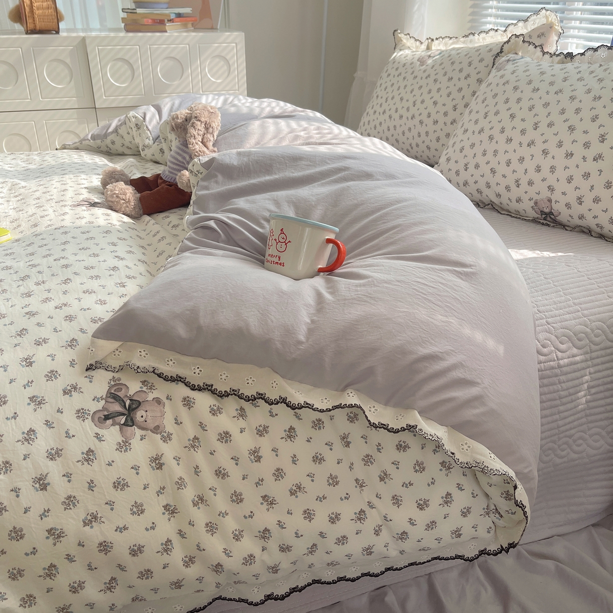 91家纺网 家纺一手货源 找家纺 花漾家居 2026小红书推荐款小清新刺绣花边款床单床盖款四件套新款 碎花小熊