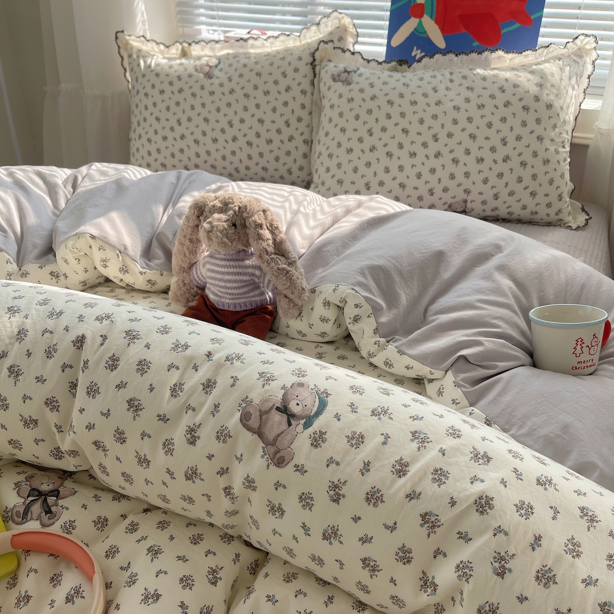 91家纺网 家纺一手货源 找家纺 花漾家居 2026小红书推荐款小清新刺绣花边款床单床盖款四件套新款 碎花小熊