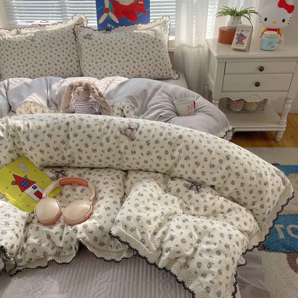 91家纺网 家纺一手货源 找家纺 花漾家居 2026小红书推荐款小清新刺绣花边款床单床盖款四件套新款 碎花小熊