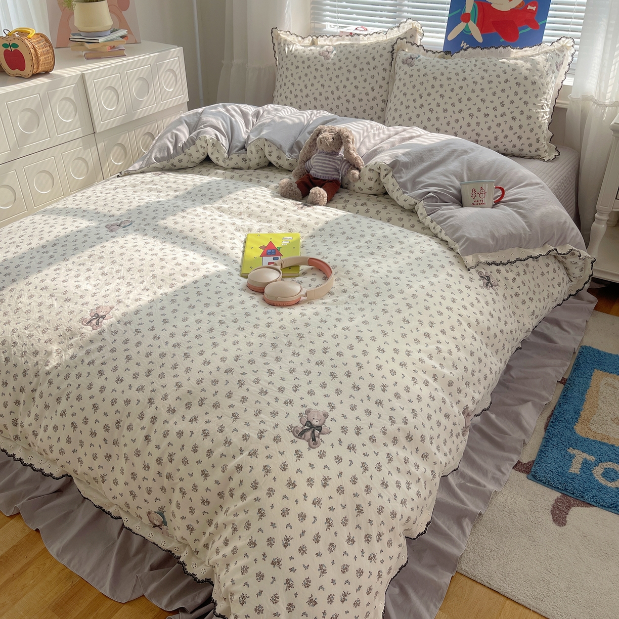 91家纺网 家纺一手货源 找家纺 花漾家居 2026小红书推荐款小清新刺绣花边款床单床盖款四件套新款 碎花小熊