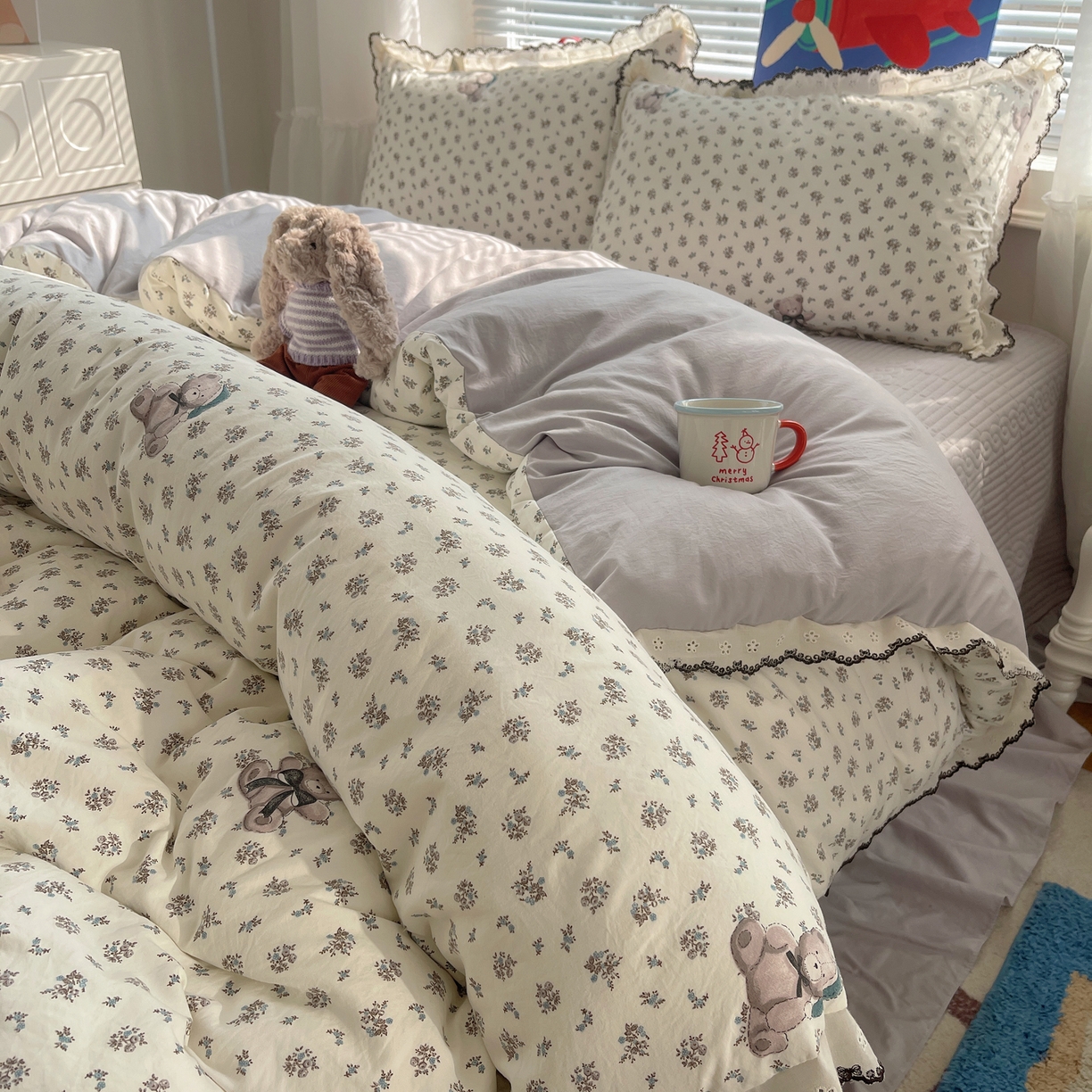 91家纺网 家纺一手货源 找家纺 花漾家居 2026小红书推荐款小清新刺绣花边款床单床盖款四件套新款 碎花小熊