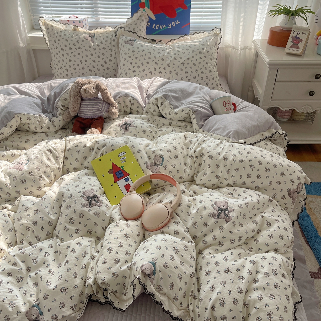 91家纺网 家纺一手货源 找家纺 花漾家居 2026小红书推荐款小清新刺绣花边款床单床盖款四件套新款 碎花小熊