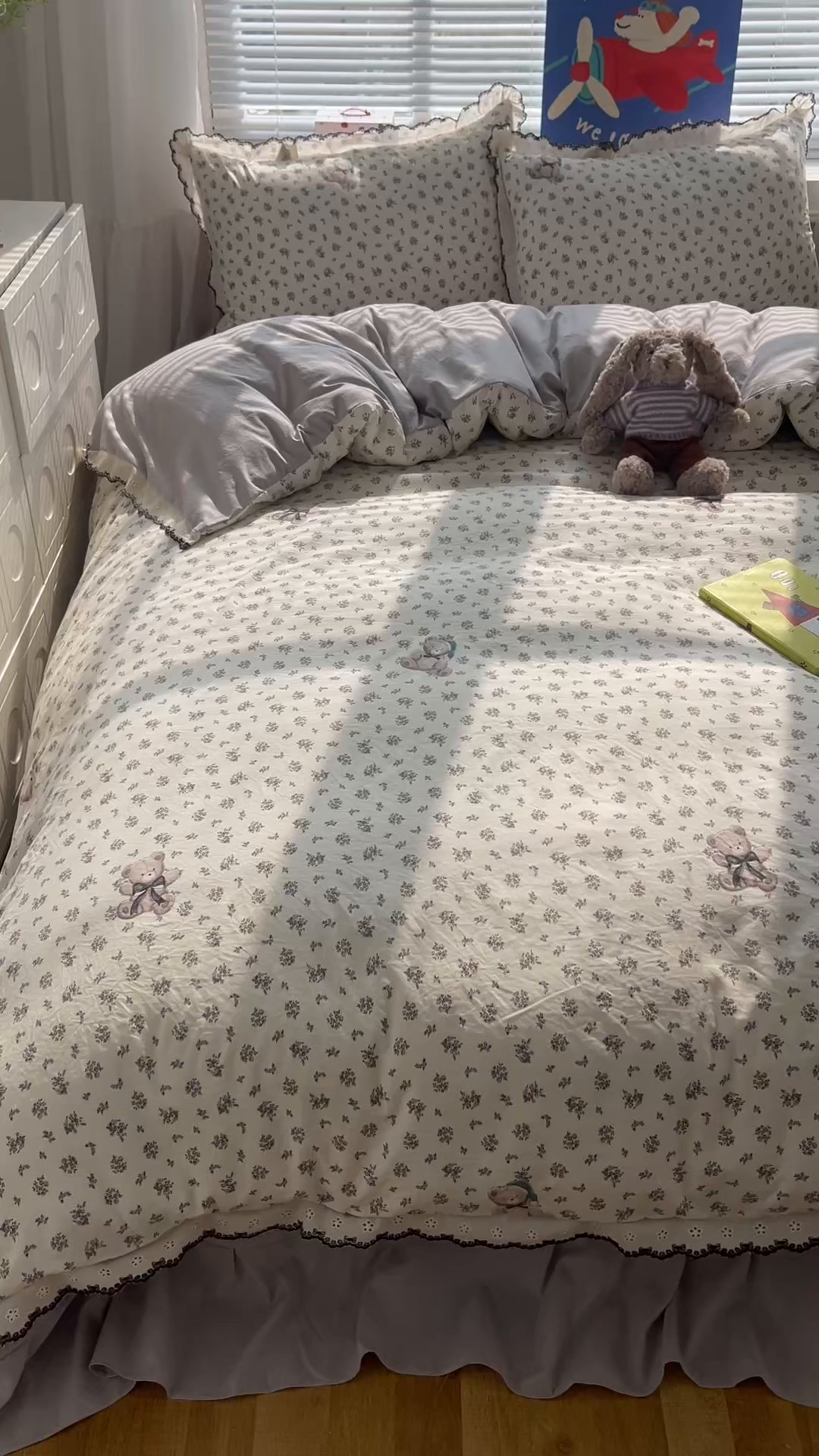 91家纺网 家纺一手货源 找家纺 花漾家居 2026小红书推荐款小清新刺绣花边款床单床盖款四件套新款 碎花小熊