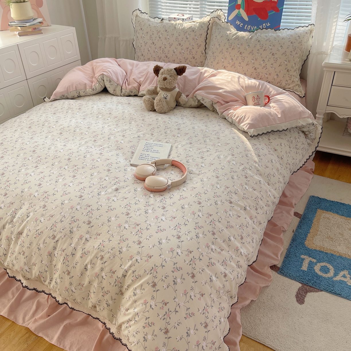 91家纺网 家纺一手货源 找家纺 花漾家居 2026小红书推荐款小清新刺绣花边款床单床盖款四件套新款 甜心花径