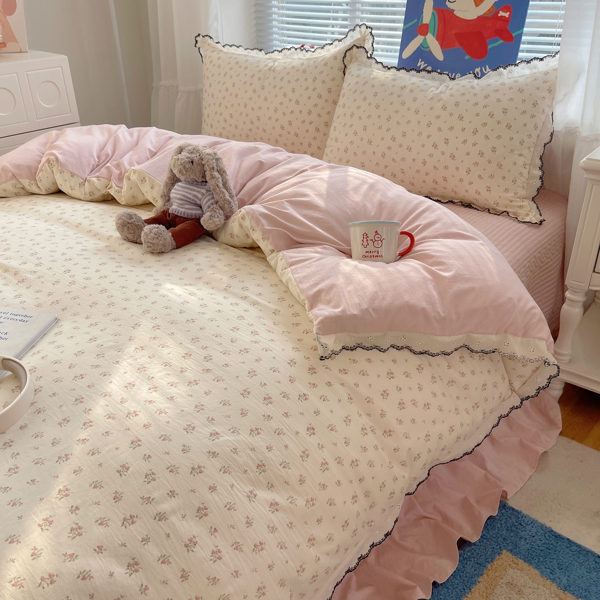 91家纺网 家纺一手货源 找家纺 花漾家居 2026小红书推荐款小清新刺绣花边款床单床盖款四件套新款 甜心小花